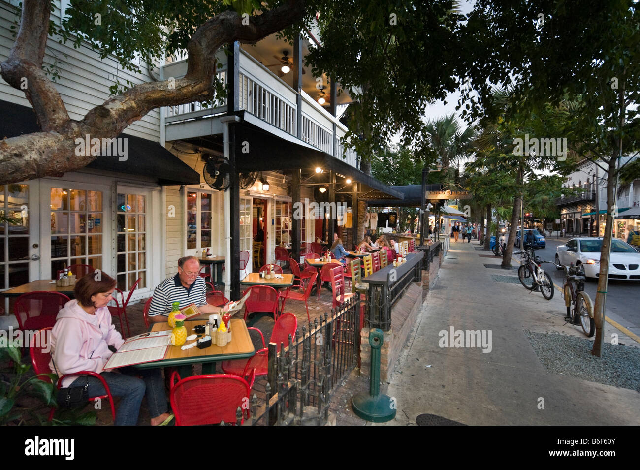Couple café à l'extérieur sur Duval street en début de soirée, Vieille Ville, Key West, Florida Keys, USA Banque D'Images