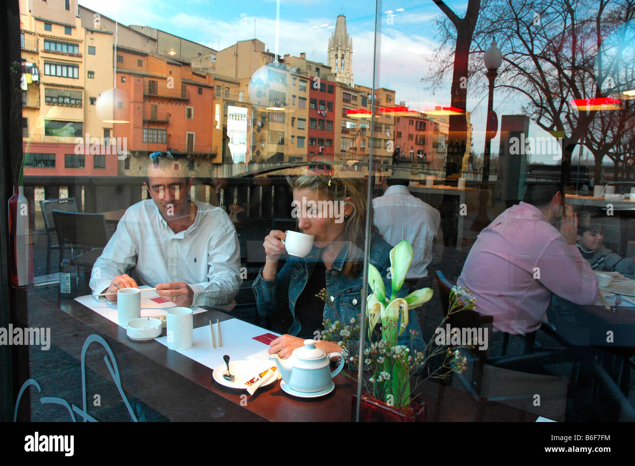 Cafe de la Riba Sushi Bar Sant Feliu de Gérone Catalogne Espagne reflète l'église Banque D'Images