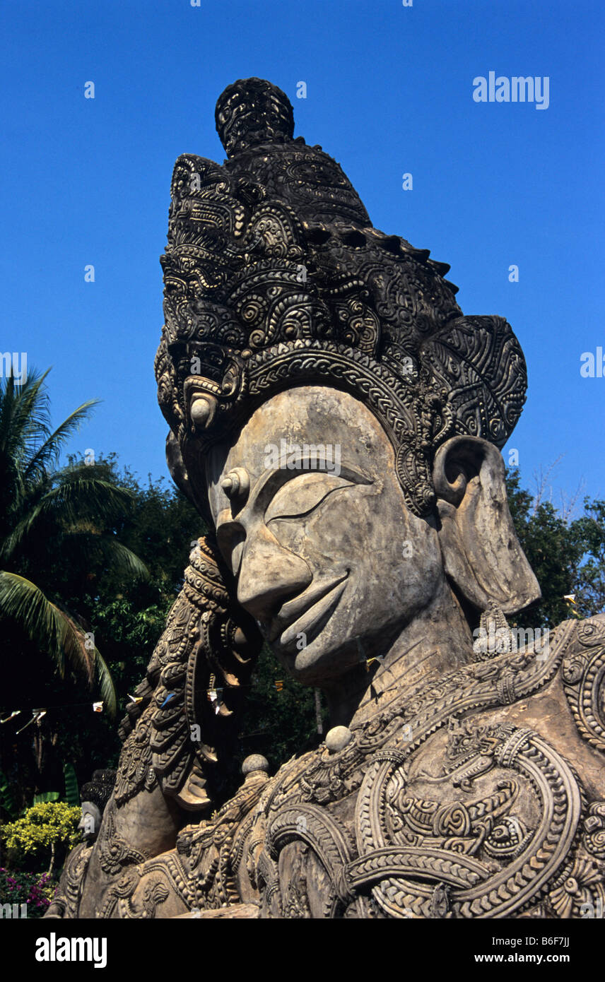 La figure allongée à la Sala Kaew Ku Buddhist-Hindu Sculpture Park, Nong Khai, Thailand Banque D'Images