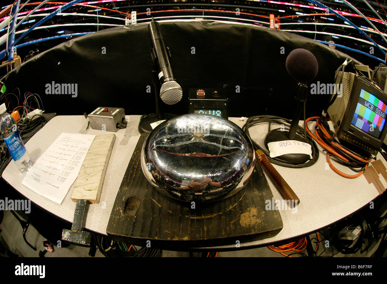 Bell par le ring de boxe dans le Staples Center, Los Angeles, USA Banque D'Images