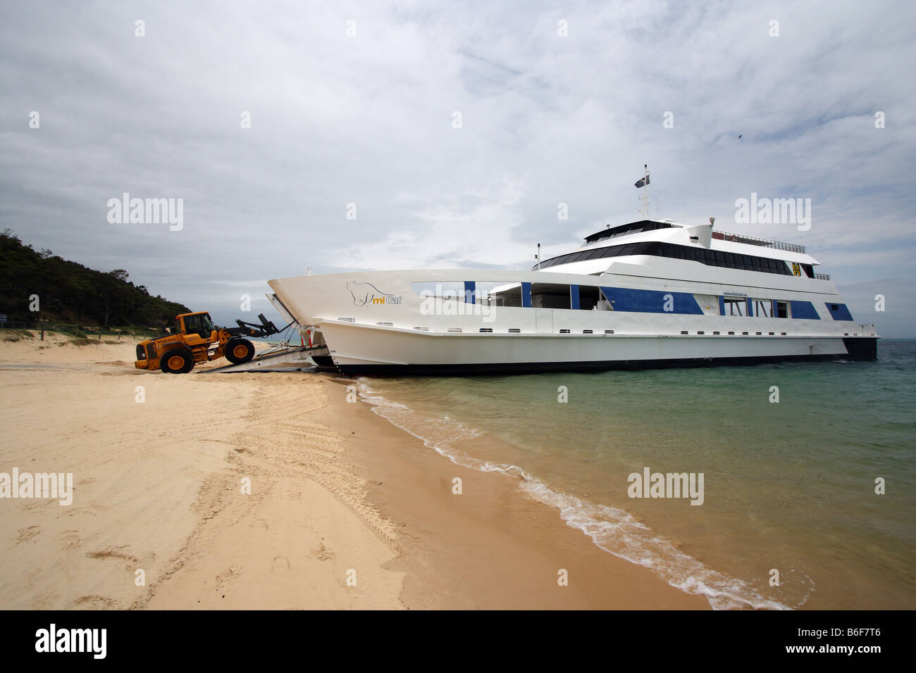 TRANSPORT ROUTIER un traversier a accosté sur une plage de l'île Moreton QUEENSLAND AUSTRALIE BDB11215 HORIZONTAL Banque D'Images