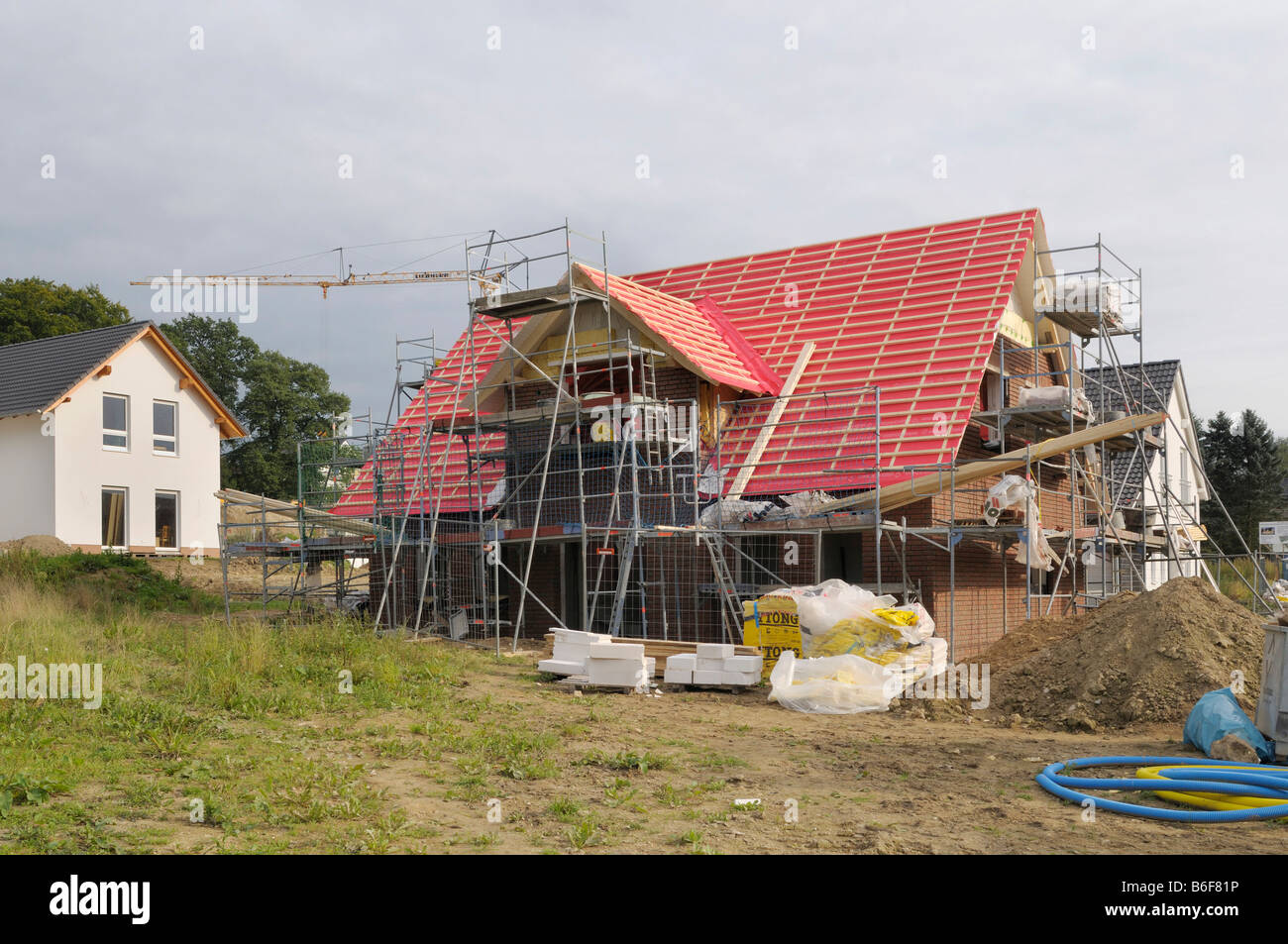 Maisons d'habitation, nouvelle construction entourée par un échafaudage avec toit lucarne, Nordrhein-Westfalen, Germany, Europe Banque D'Images