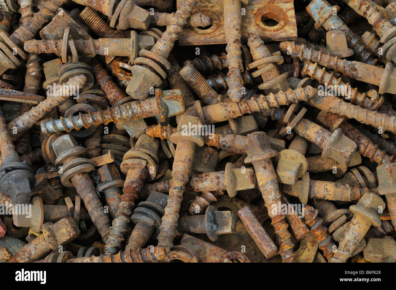 L'accumulation de vieilles vis métalliques, ferraille collecte, couvrant  ensemble présentation Photo Stock - Alamy