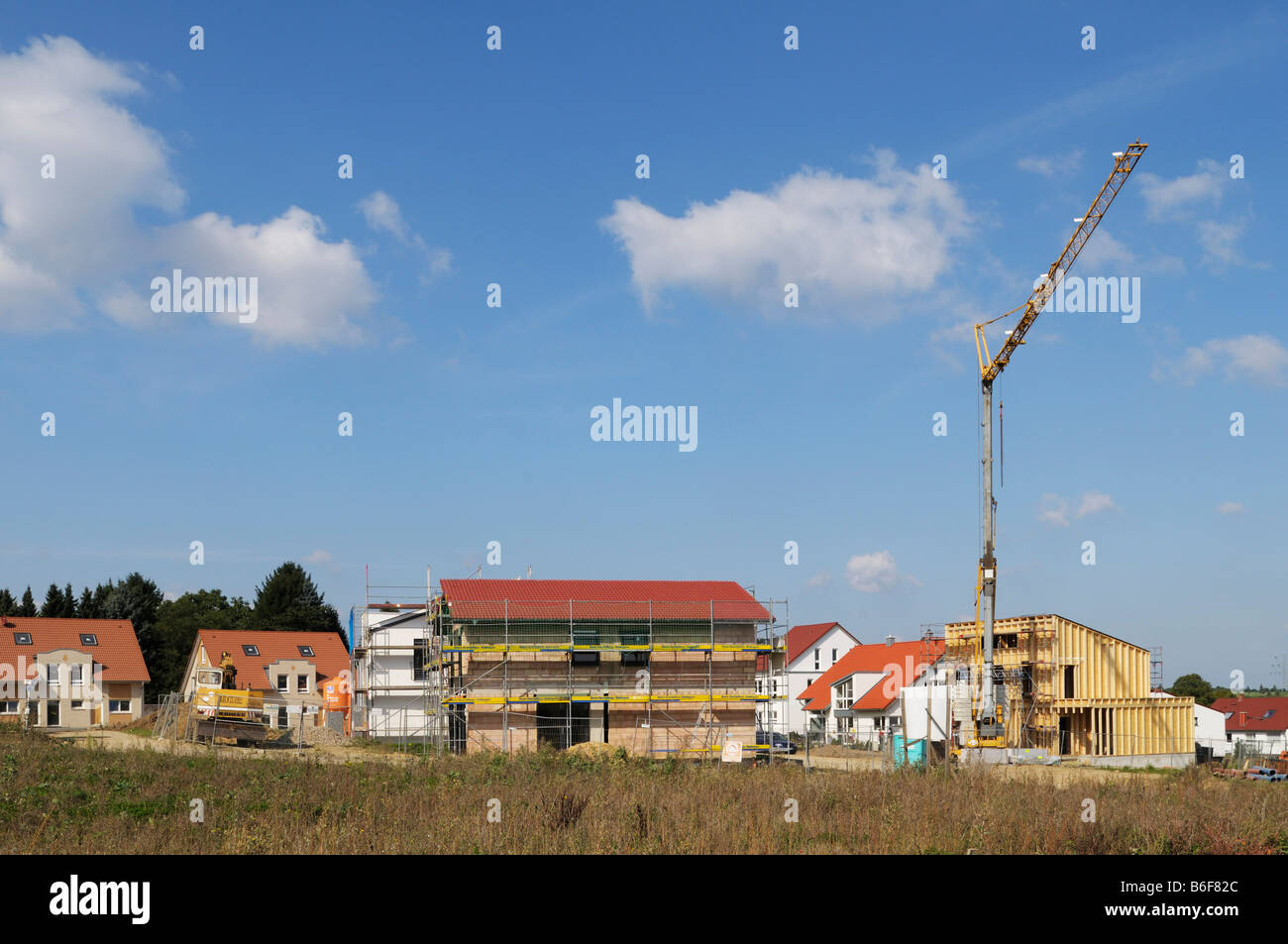 Zone de développement, différentes maisons à différents stades d'achèvement, y compris un bâtiment de bois, Mettmann, Amérique du Rhine-Westph Banque D'Images