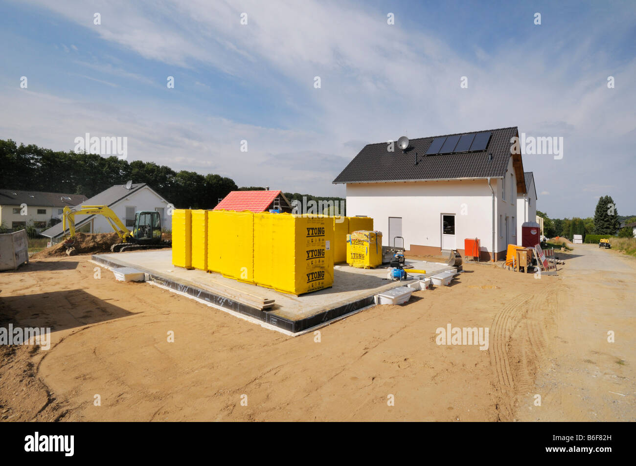 Construction d'une maison, d'un bloc de fondation en béton pour une construction solide en face des maisons, Solingen, Amérique du Rhine-We Banque D'Images