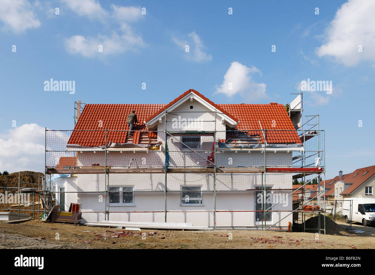 Maison nouvellement construite avec l'échafaudage, pose des tuiles du toit, couvreur de Düsseldorf, Rhénanie du Nord-Westphalie, Allemagne, Europe Banque D'Images
