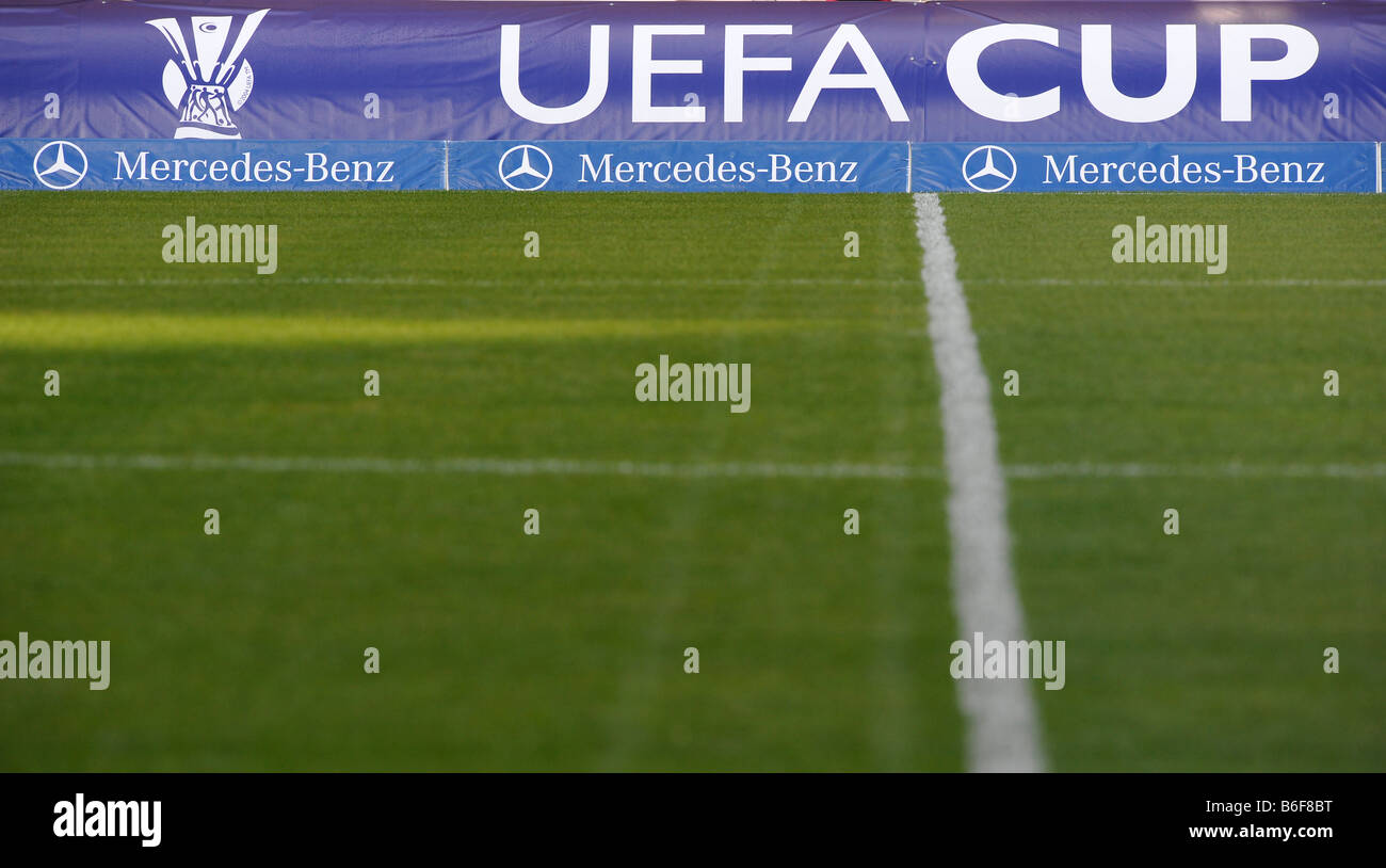 Logo de l'UEFA-Cup sur la bannière dans le football stadium Banque D'Images