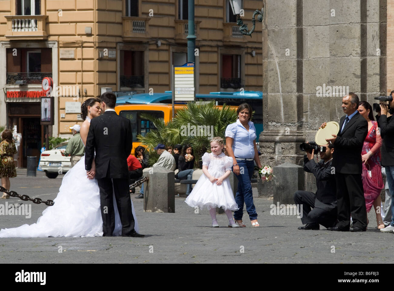 Mariée et le marié étant photographiés par leur vidéo et photographe de plateau sur la Piazza Plebescito en face du Palazzo Real Banque D'Images
