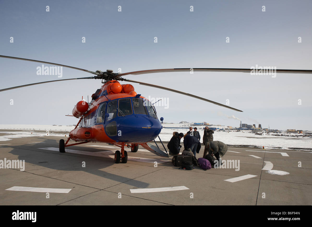 Journaliste avec hélicoptère MI-8, Sibérie Russie Anadyr Banque D'Images