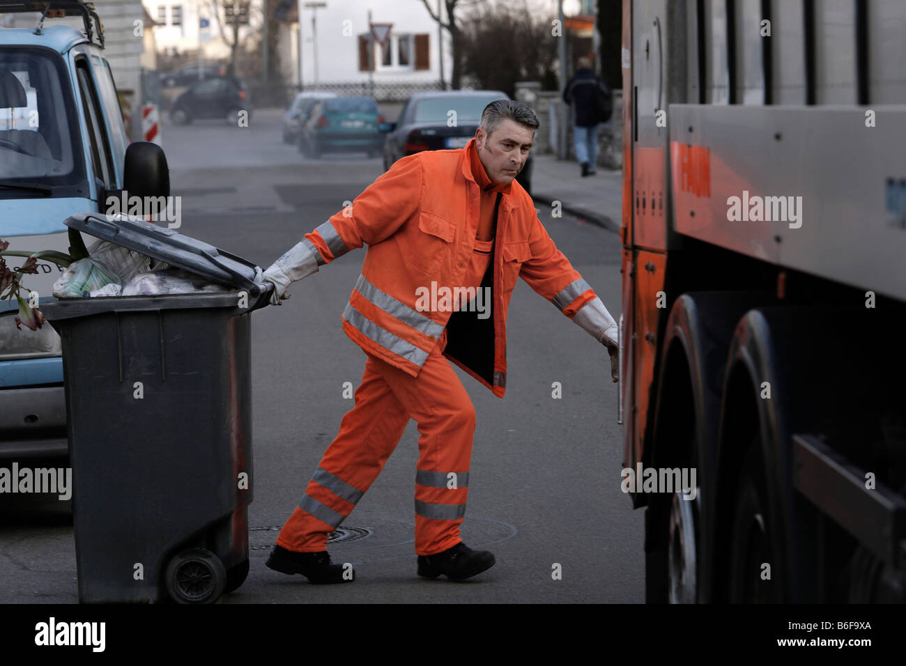 Pour la collecte des déchets Les déchets de Stuttgart, a appelé la société AWS ou Abfallwirtschaft Stuttgart, tirant une poubelle behi Banque D'Images