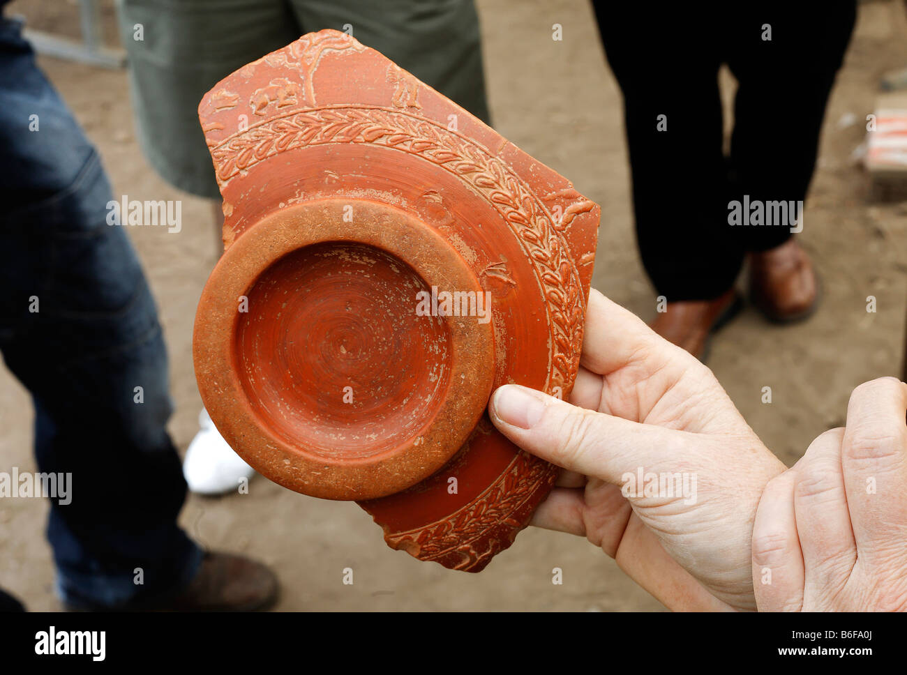 Femme arcaeologist montrant un tesson de poterie argile romaine, terra sigillata, détail, parc archéologique de Xanten, Bas-rhin reg Banque D'Images