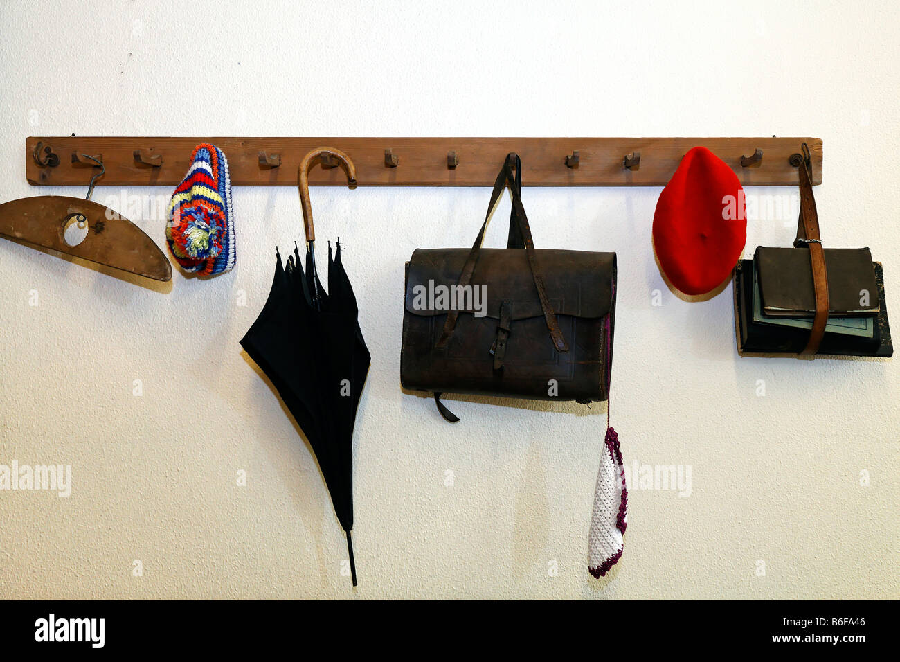Des elements d ecoliers de l epoque precedente accroche a un portemanteau casquettes parapluie sac d ecole les livres scolaires tenus ensemble wi Photo Stock Alamy