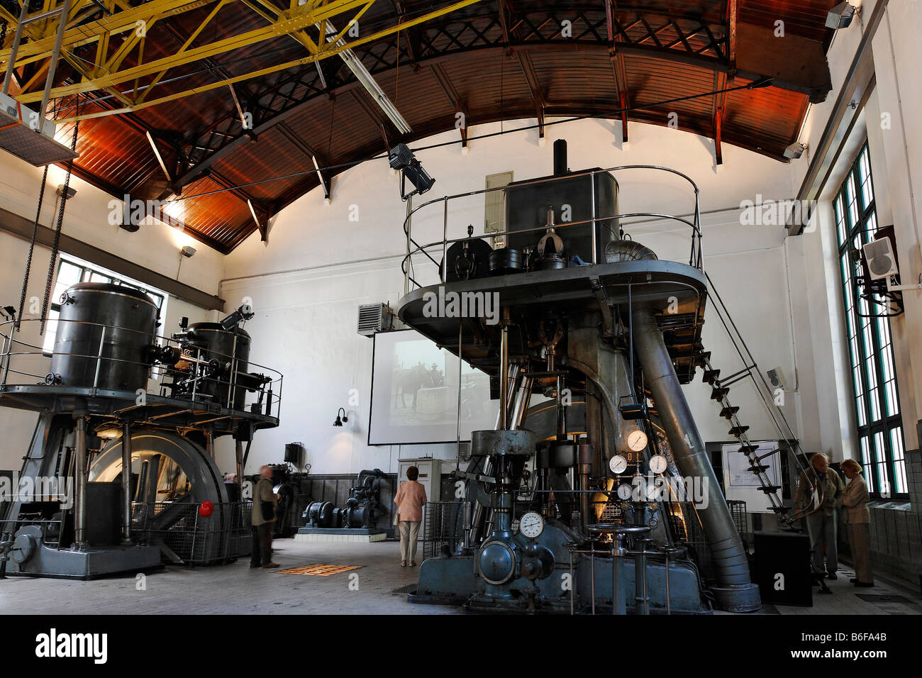 Salle des machines avec une pompe à partir de 1911, dans l'Historisches Wasserwerk Bockum ou Bockum Waterworks historique, Duesseldorf, Rhi Nord Banque D'Images