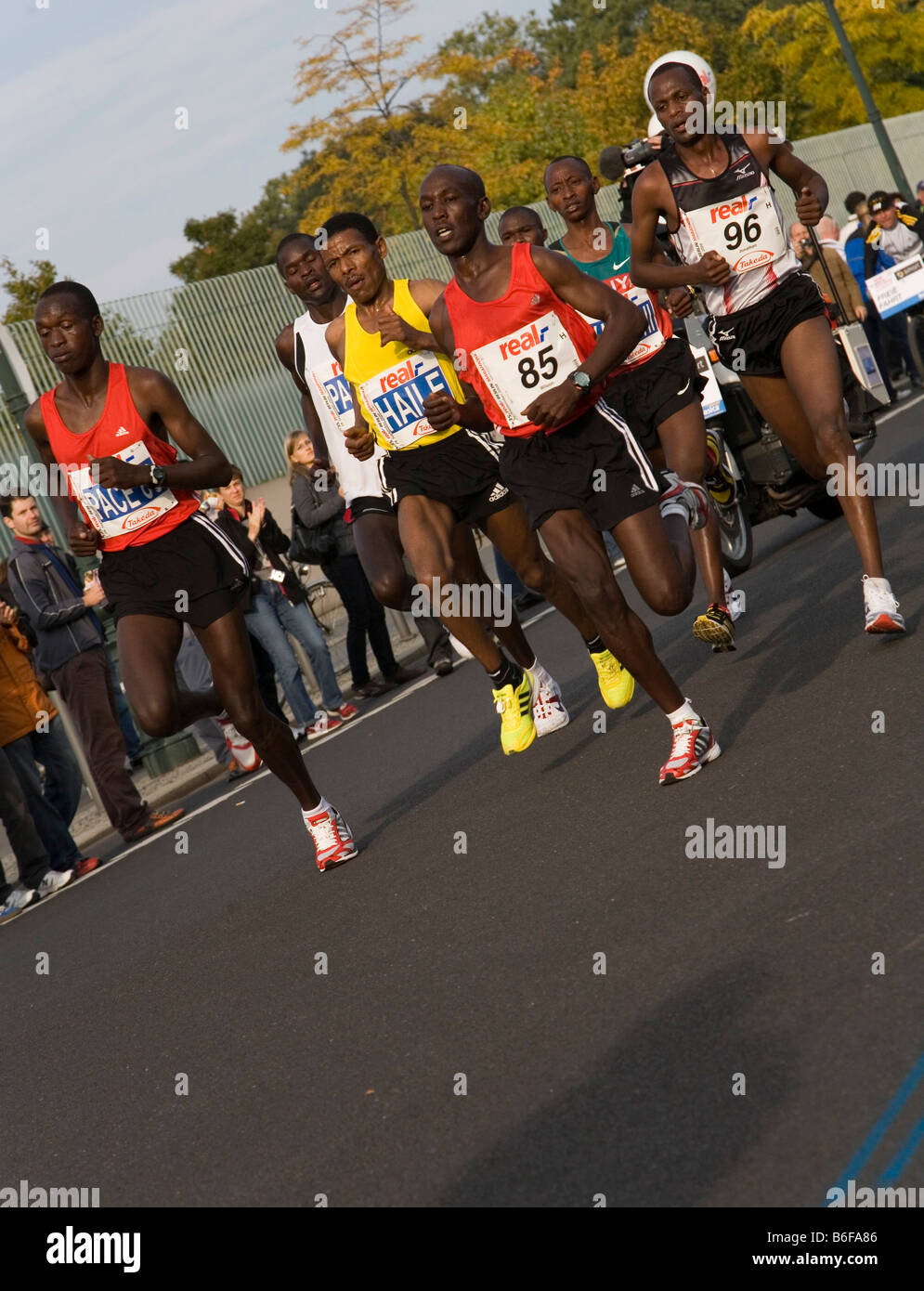 Groupe de tête avec le gagnant plus tard et détenteur du record du monde Haile Gebrselassie au Marathon de Berlin en 2008, Berlin, 7 km Banque D'Images