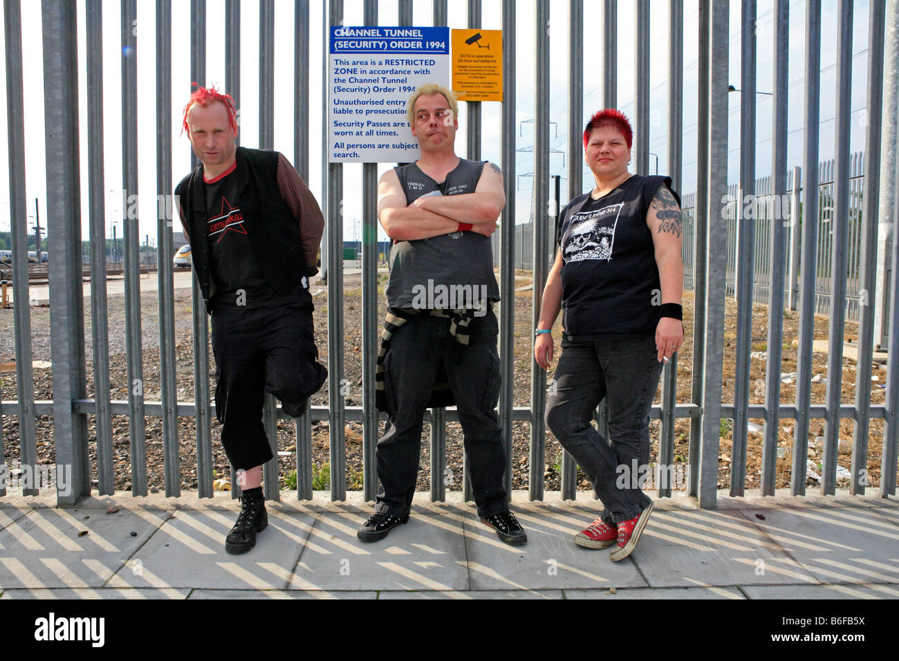 Le groupe de rock punk Eastfield qui sont aussi des amateurs de chemins de fer dans la région de Stratford Mai 2009 en face de l'Eurostar depot Banque D'Images