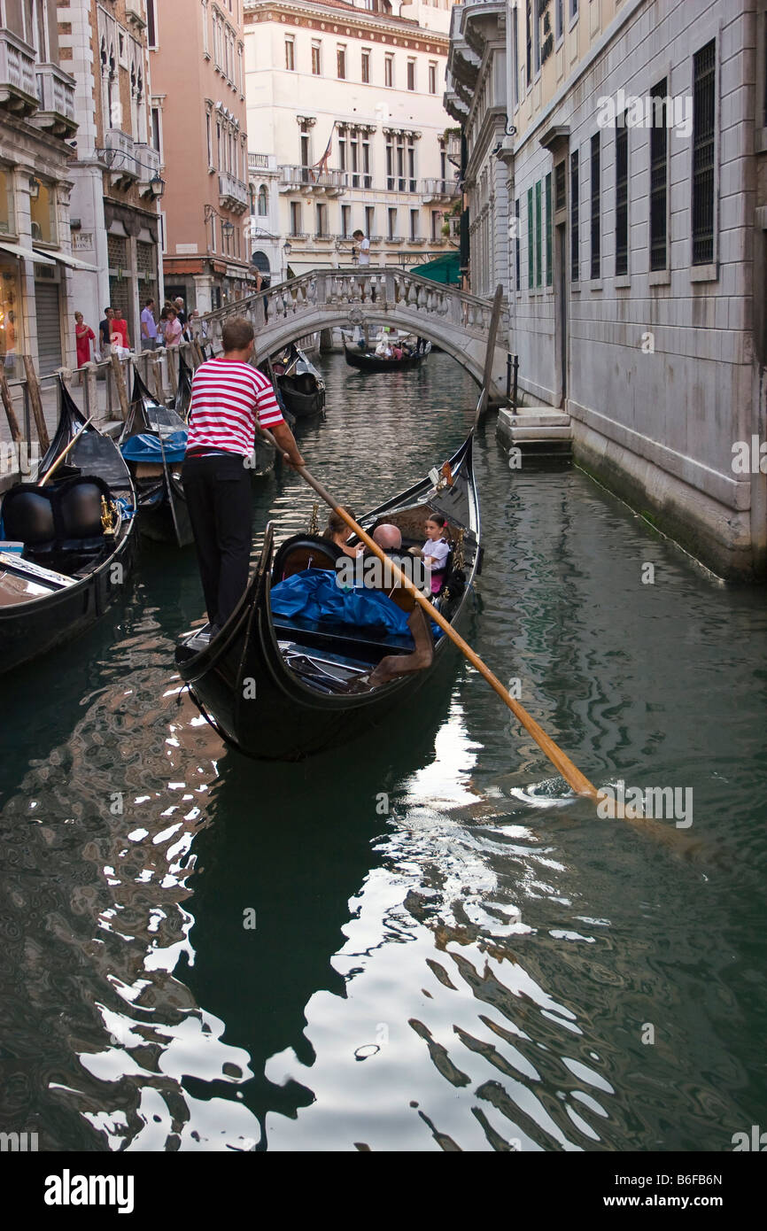 Sur une gondole vénitienne Gondolier Banque D'Images