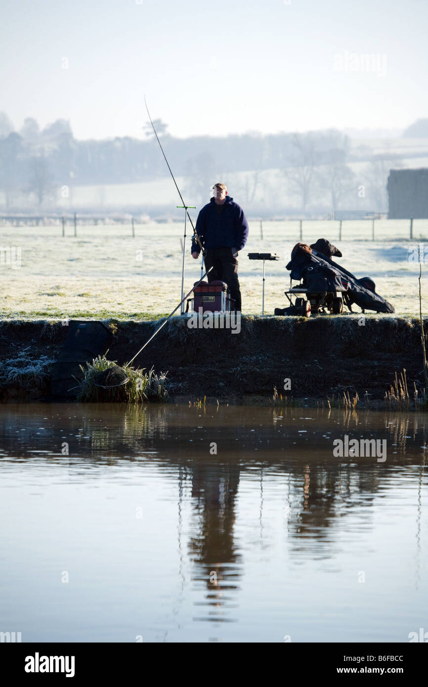 Tôt le matin, un pêcheur à la Tamise, Wallingford, Oxfordshire Banque D'Images