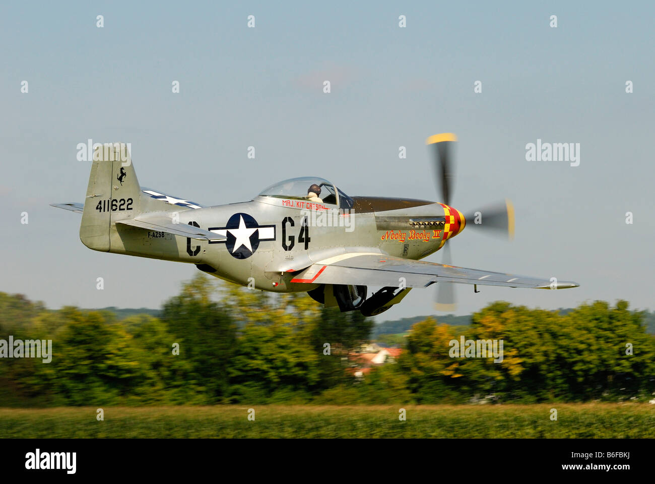 Avion de chasse américain légendaire, North American P-51 Mustang, peu après le décollage Banque D'Images