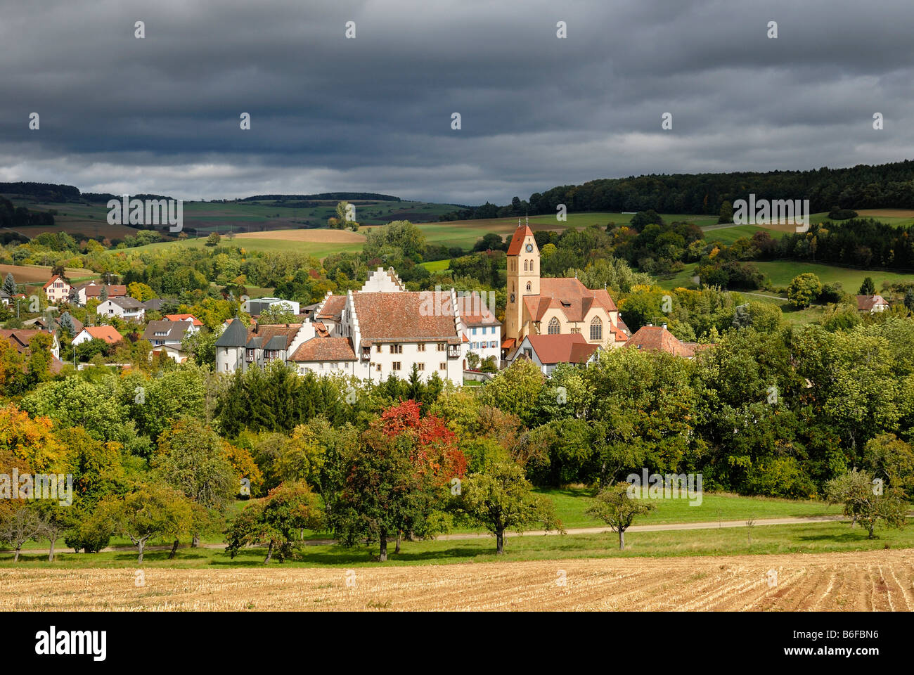 Le centre historique de Weil avec son fleuve Nikolauskirche ou église Saint-Nicolas et Blumenfeld Palace, dans la région de Constanc Banque D'Images