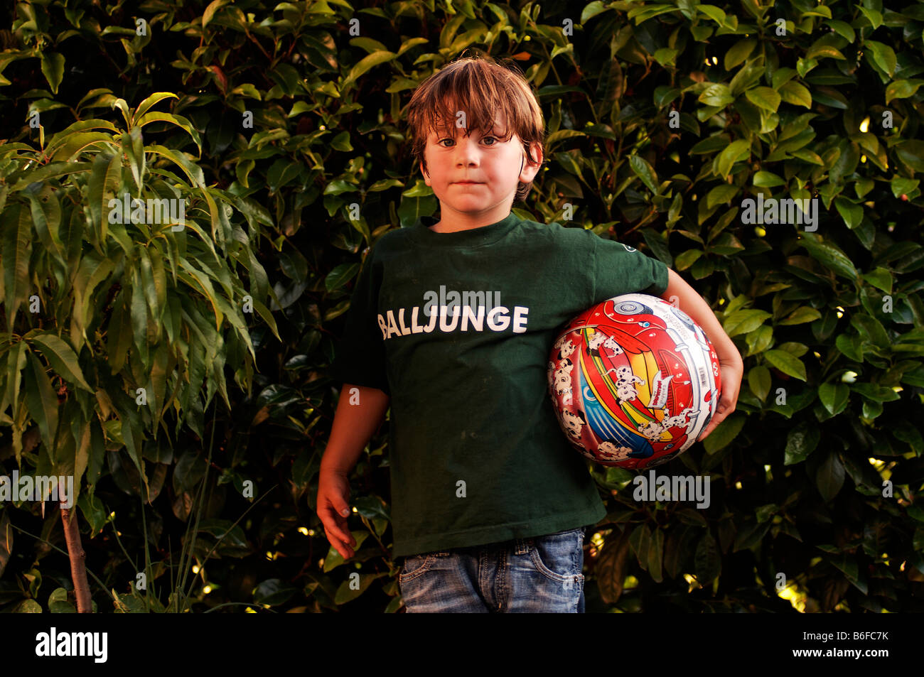 Jeune garçon tenant une balle, à Illhaeusern, Alsace, France, Europe Banque D'Images