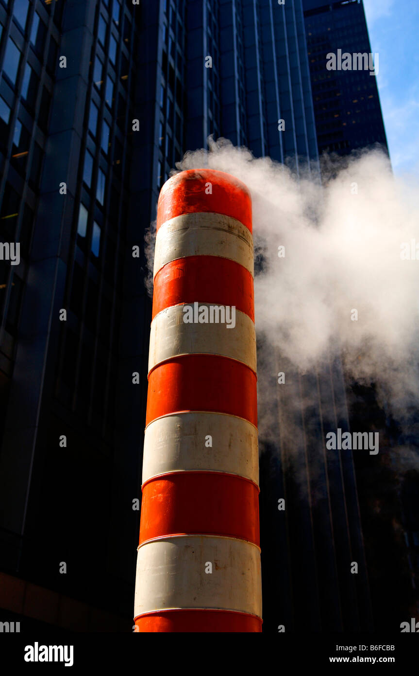 Cuisson à la cheminée sur un site de construction, des gratte-ciel à l'arrière, New York City, USA Banque D'Images