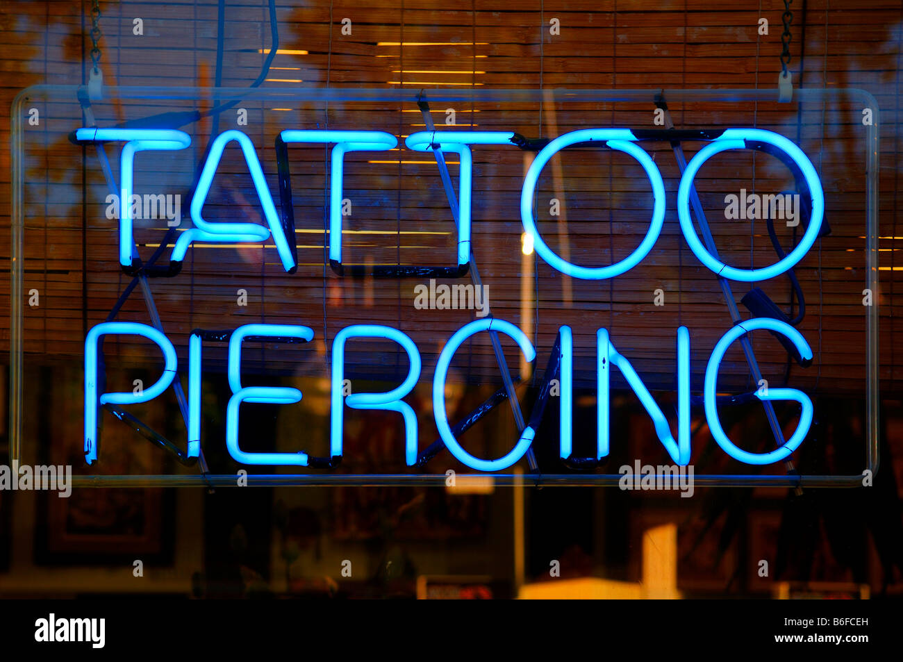 En néon, Tattoo Piercing, New York, NY, USA Banque D'Images