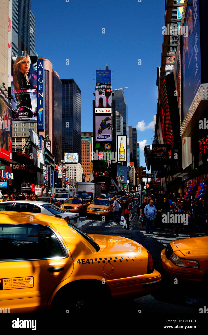 Le trafic et les taxis jaunes à Times Square, New York City, NY, USA Banque D'Images