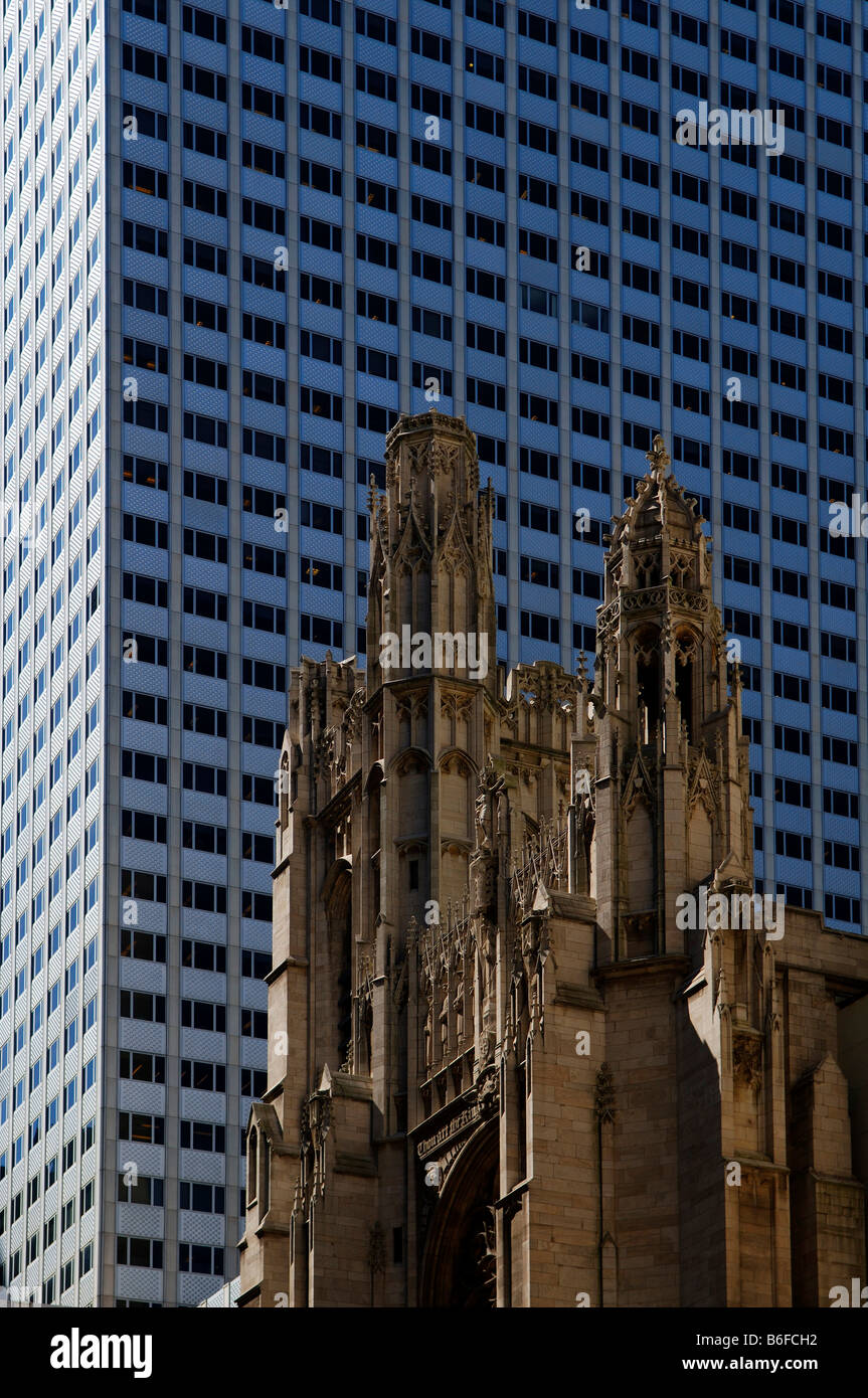 La Cathédrale St Patrick à côté d'un gratte-ciel, New York City, USA Banque D'Images