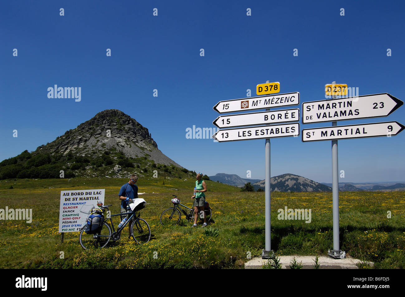 Panneaux de direction, les cyclistes près de Le Gerbier de jonc, Ardèche, Rhône-Alpes, France, Europe, M. Banque D'Images Panneaux de direction, les cyclistes près de Le Gerbier de jonc, Ardèche, Rhône-Alpes, France, Europe, M. Banque D'Images