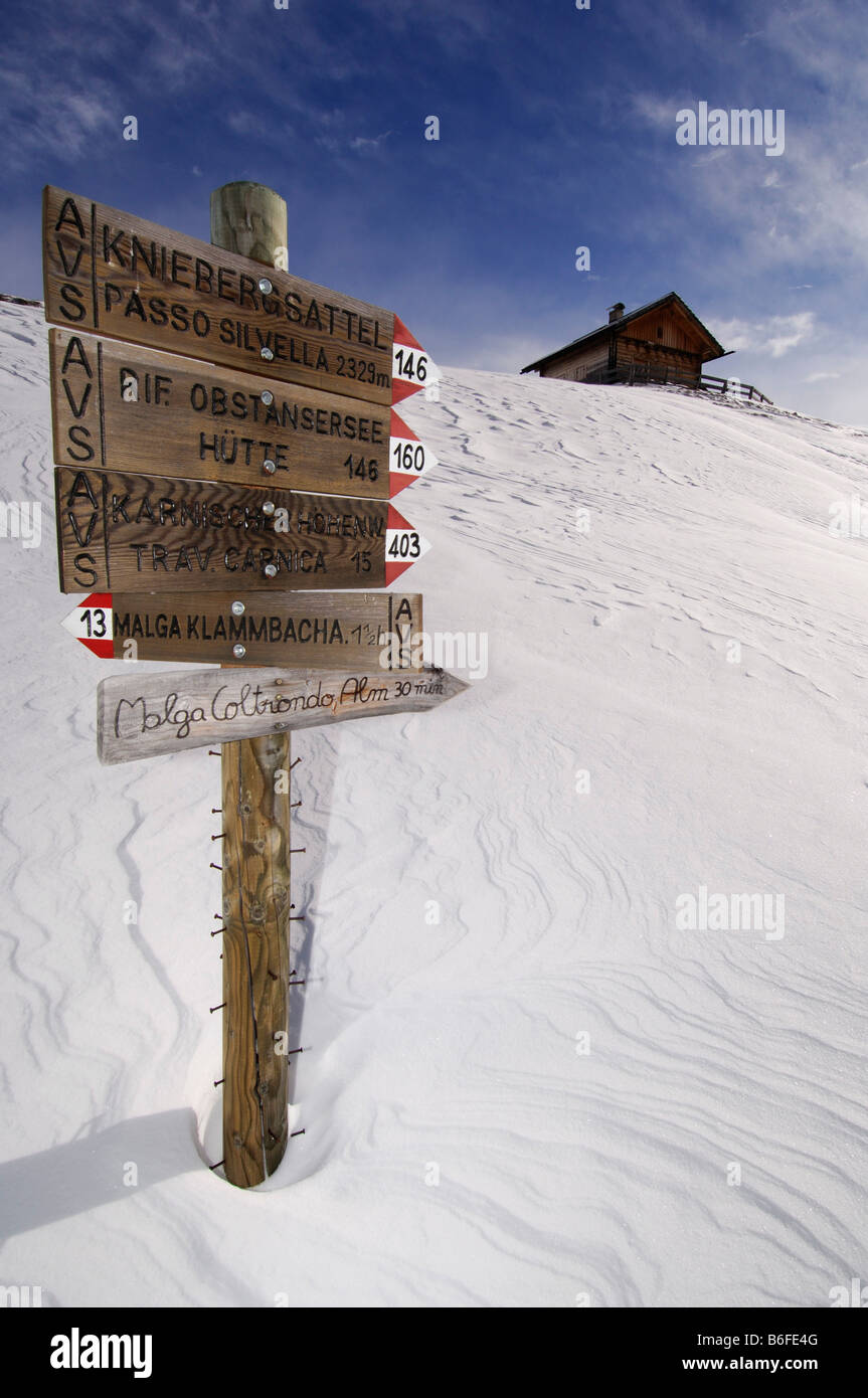 Inscrivez-vous à Kniebergsattel Knieberg post ou selle, Alpe Nemes, montagne ou Haute vallée de Pusteria Alto Pusteria, Bolzano-Bozen, Dolomi Banque D'Images