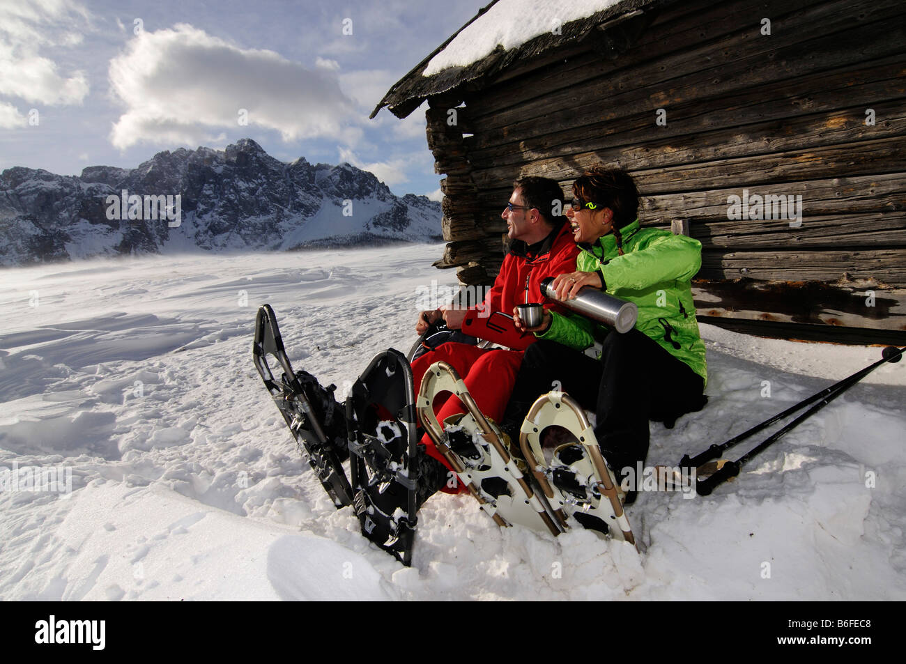 Les randonneurs en raquettes sur l'Alpe Nemes Alpes dans le haut Val Pusteria ou Alto Pusteria, Bolzano-Bozen, Italie, Europe Banque D'Images