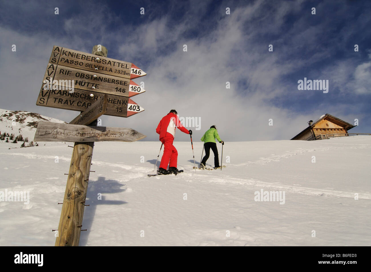 Panneau en face de la raquette les randonneurs sur l'Alpe Nemes Alpes dans le haut Val Pusteria ou Alto Pusteria, Bolzano-Bozen, Italie, E Banque D'Images