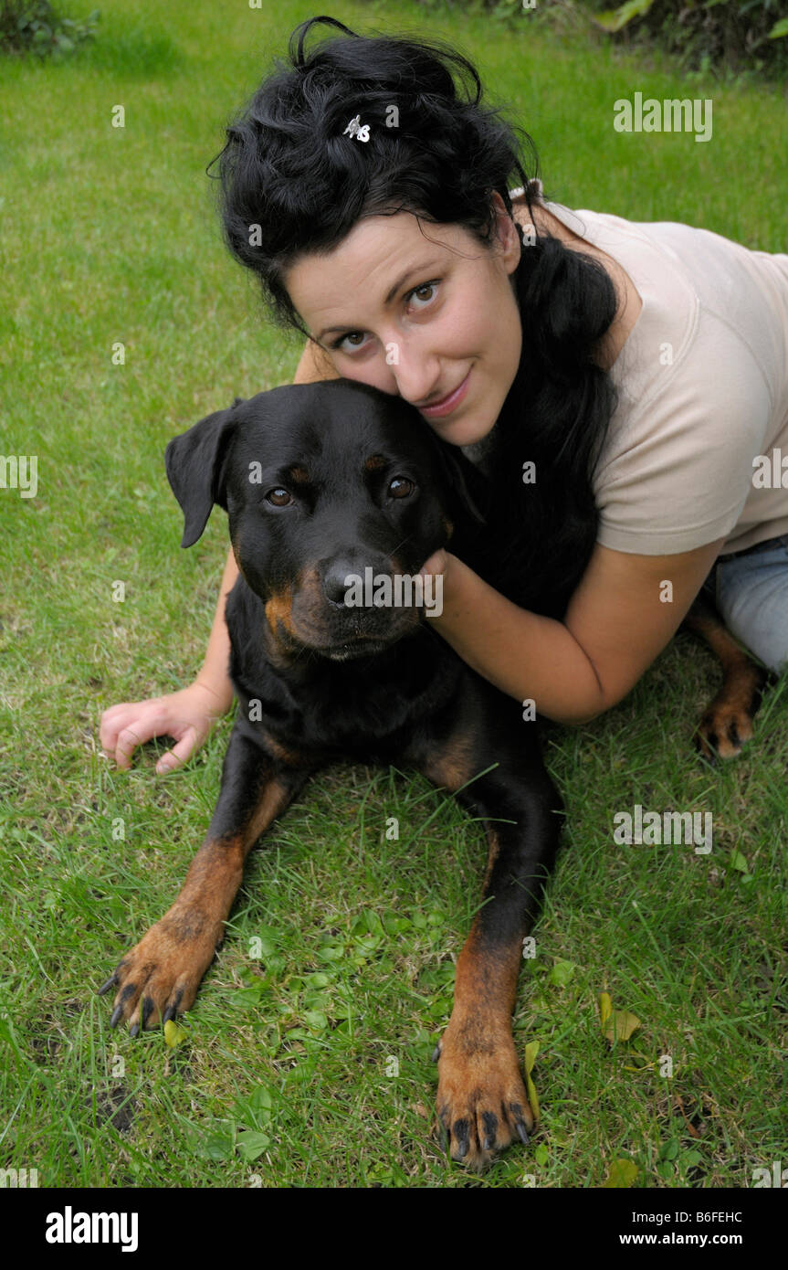 Jeune femme, 28 ans, avec un Rottweiler Banque D'Images