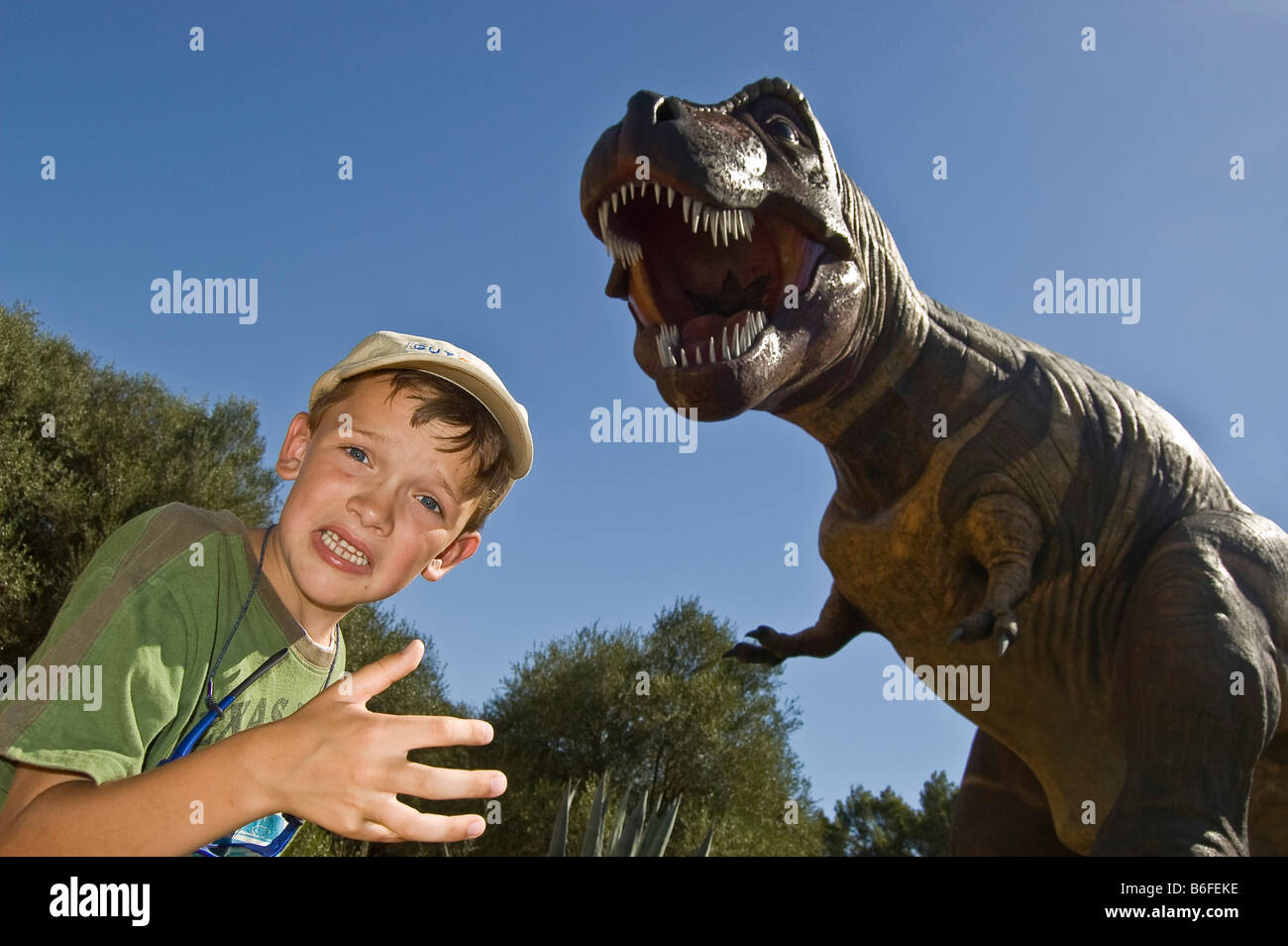 Garçon avec un mannequin d'un dinosaure (Tyrannosaurus Rex), Majorque, Îles Baléares, Espagne, Europe Banque D'Images