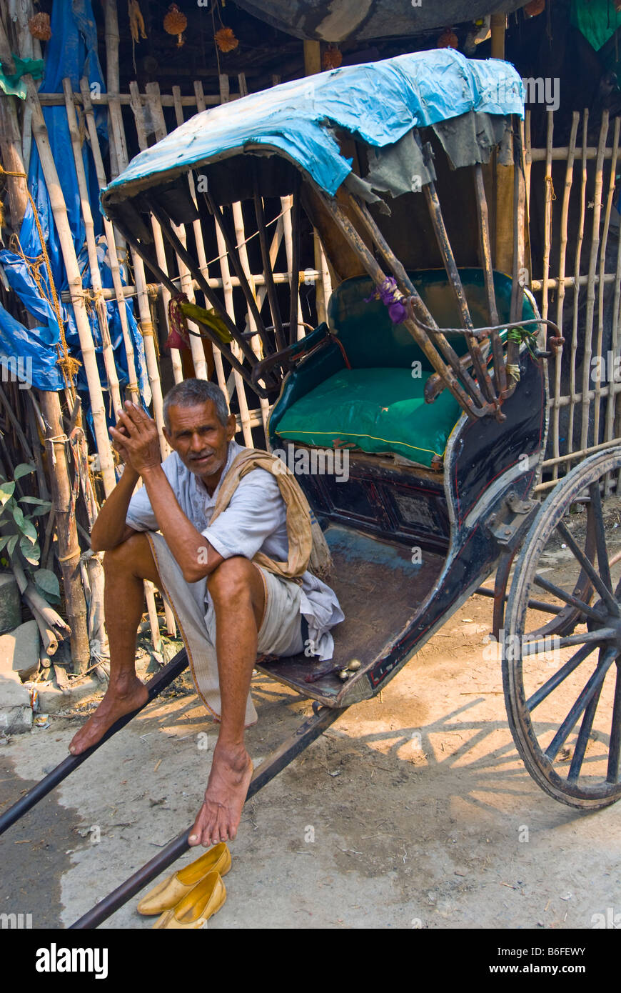 Un rickshaw wallah en Amérique du Calcutta bénéficie d'une pause bienvenue au cours d'une période de calme. Banque D'Images