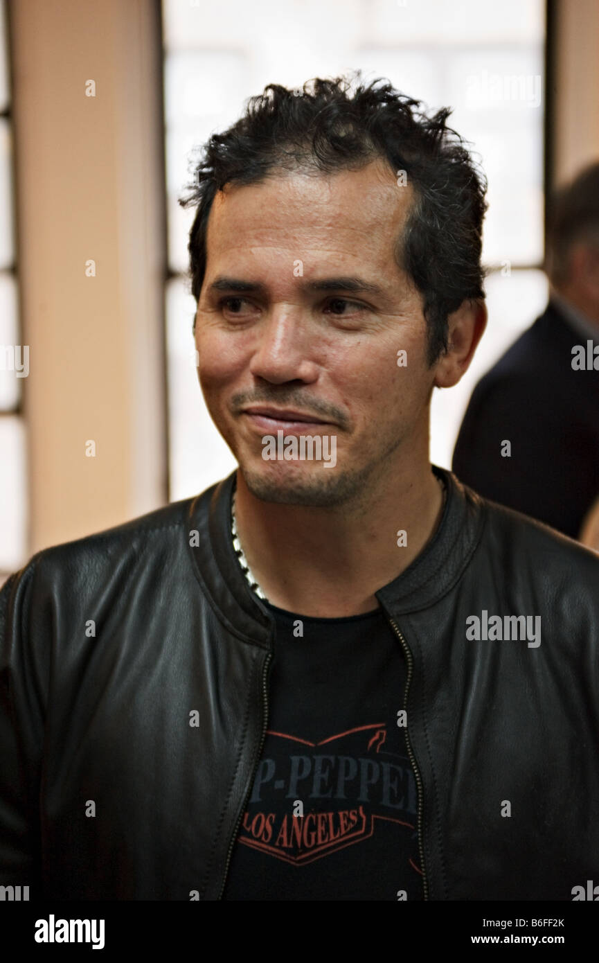 L'acteur John Leguizamo durant la session d'accueil et avant première répétition de 2008 Broadway Revival of American Buffalo Banque D'Images