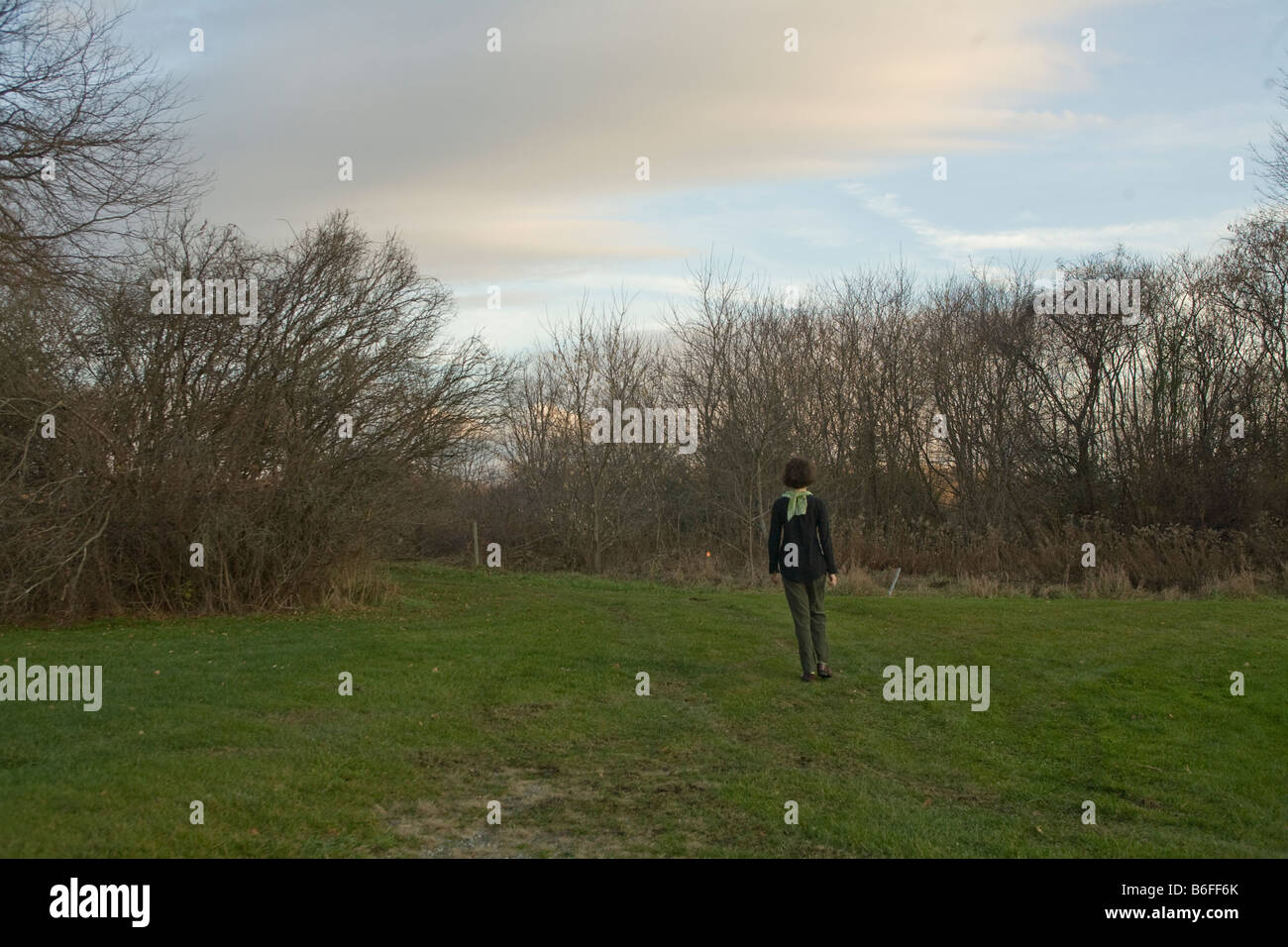 Bennington College student walking la fin de l'automne, champs et routes à North Bennington Vermont Banque D'Images