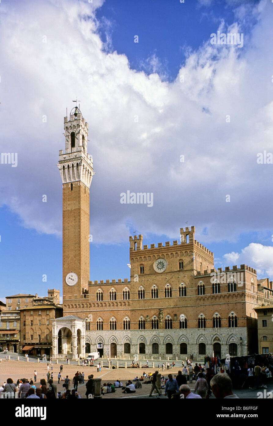 Palazzo Pubblico, hôtel de ville, avec la Torre del Mangia, clocher, chapelle et sur la Piazza del Campo, Sienne, Toscane, Italie, Europe Banque D'Images