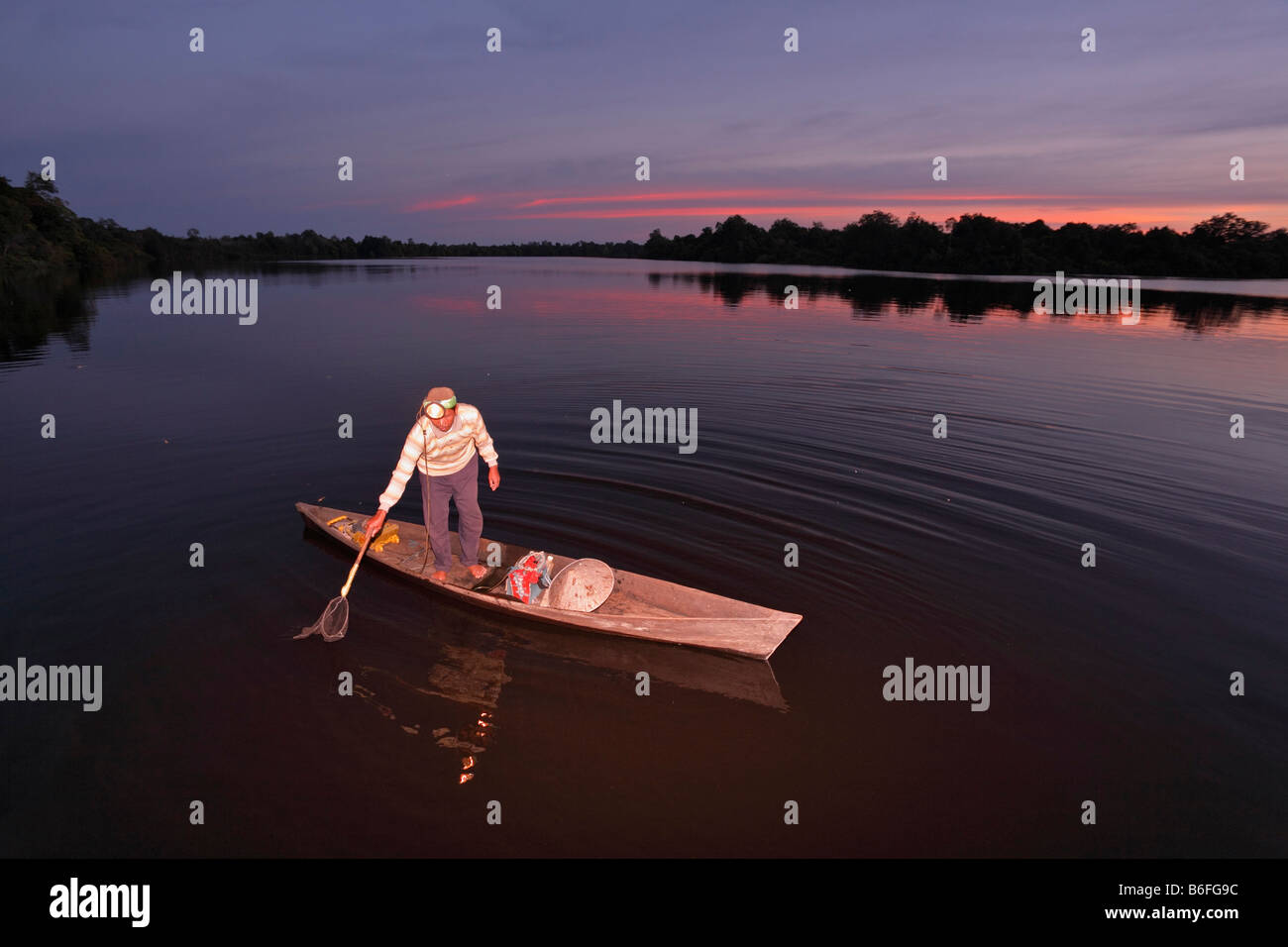 Pêcheur dans son canot sur le lac Danau Sentarum, Kapuas Hulu, Kalimantan Ouest, Kalimantan Barat, Bornéo, en Indonésie, au sud-est Banque D'Images