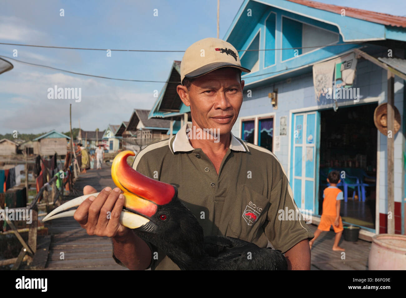 Chef de village dayak, Kepala Desa, tenant un Rhinoceros Calao (Buceros rhinoceros), Empangau, Danau Sentarum, Kapuas Hulu, Banque D'Images