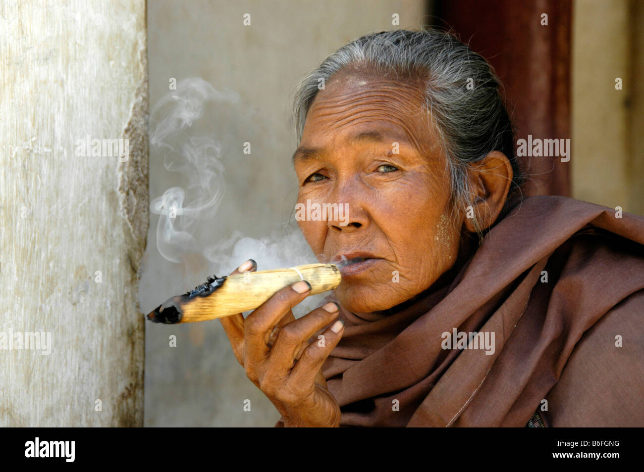 Portrait d'un fumeur, vieille femme fumant un cigare roulé à la main, Bagan, Birmanie, Asie du Sud Banque D'Images