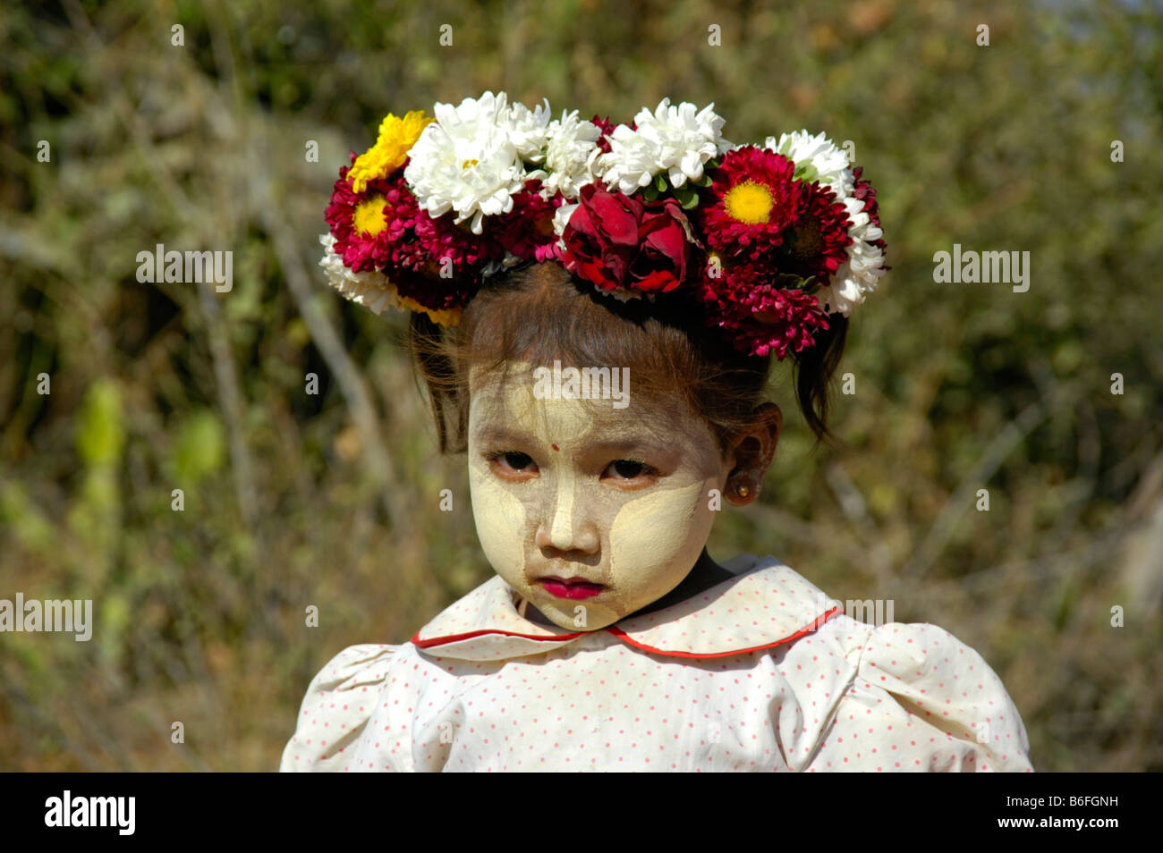 Portrait, fille de couleur blanche dans son visage portant un coronal dans ses cheveux, Bagan, Birmanie, Asie du Sud Banque D'Images