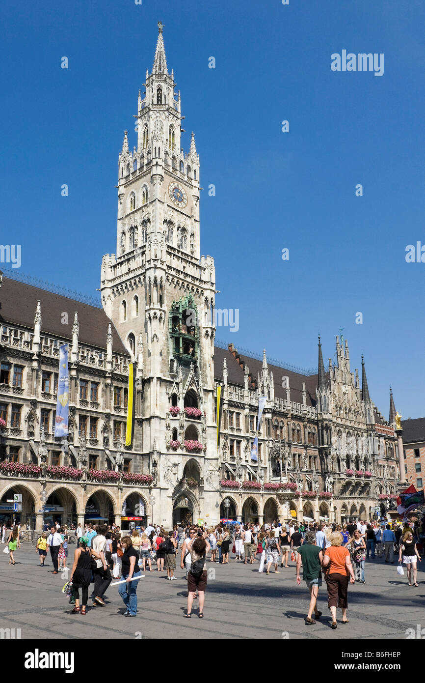 Les gens sur la place Marienplatz en face de l'hôtel de ville de Munich, Bavaria, Germany, Europe Banque D'Images