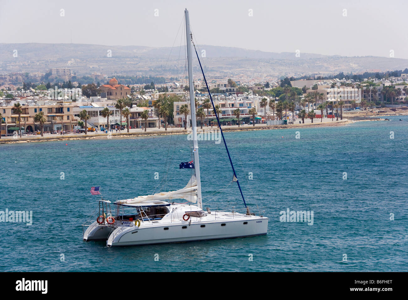 Un catamaran de quitter le port de Paphos, Chypre, Europe du Sud Banque D'Images