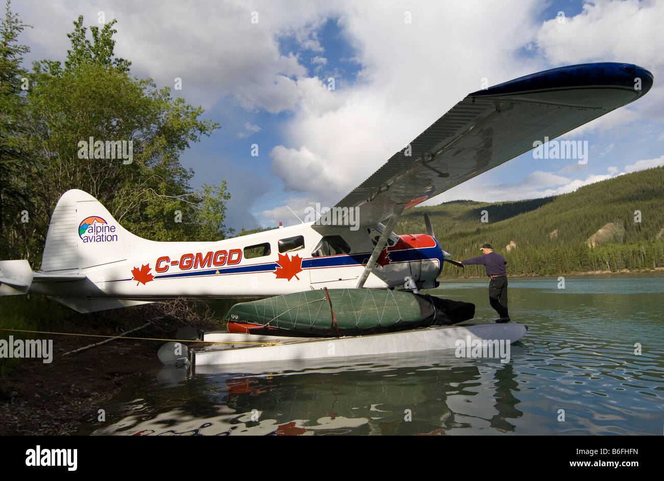 Le légendaire chargement de Havilland Canada DHC-2 Beaver, hydravion, en avion de brousse, Yukon River, rivière Teslin, de Hootalinqua, Yukon Banque D'Images