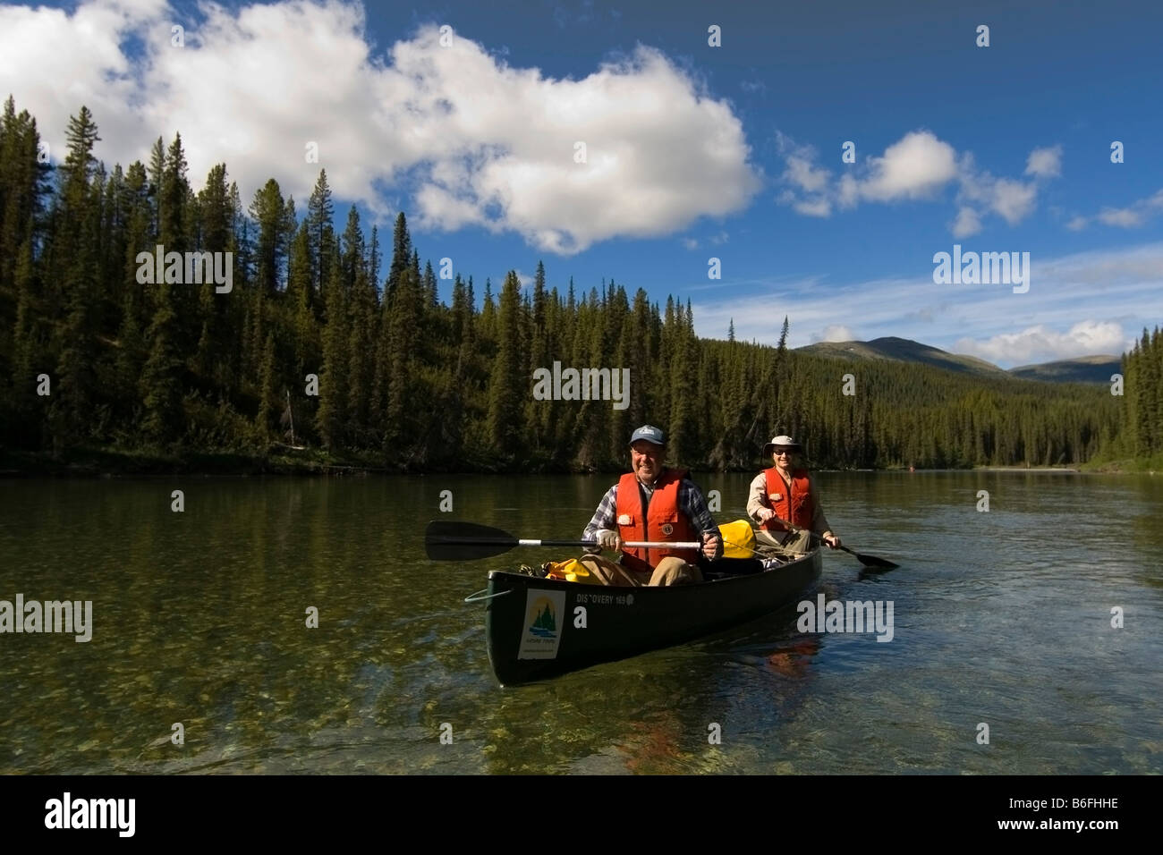 Les canoéistes en canot sur la rivière Liard, Colombie-Britannique, Territoire du Yukon, Canada, Amérique du Nord Banque D'Images