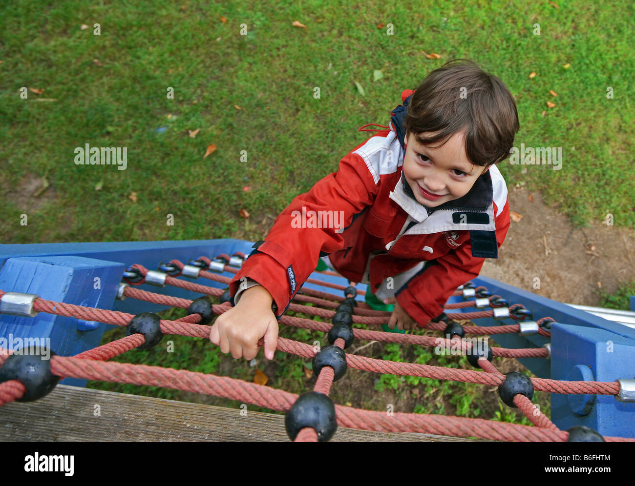 L'escalade dans une aire de jeux pour enfants, Niederwerth, Rhénanie-Palatinat, Allemagne, Europe Banque D'Images