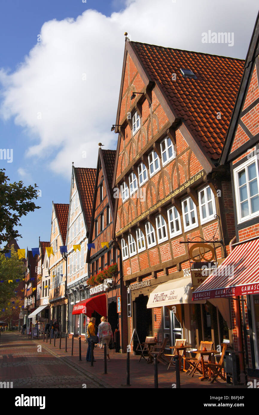 Centre historique de la ville de Buxtehude avec des magasins dans la ville historique de cadre en bois Maisons, Westfleth, passage, Altes Land Basse-Saxe Banque D'Images