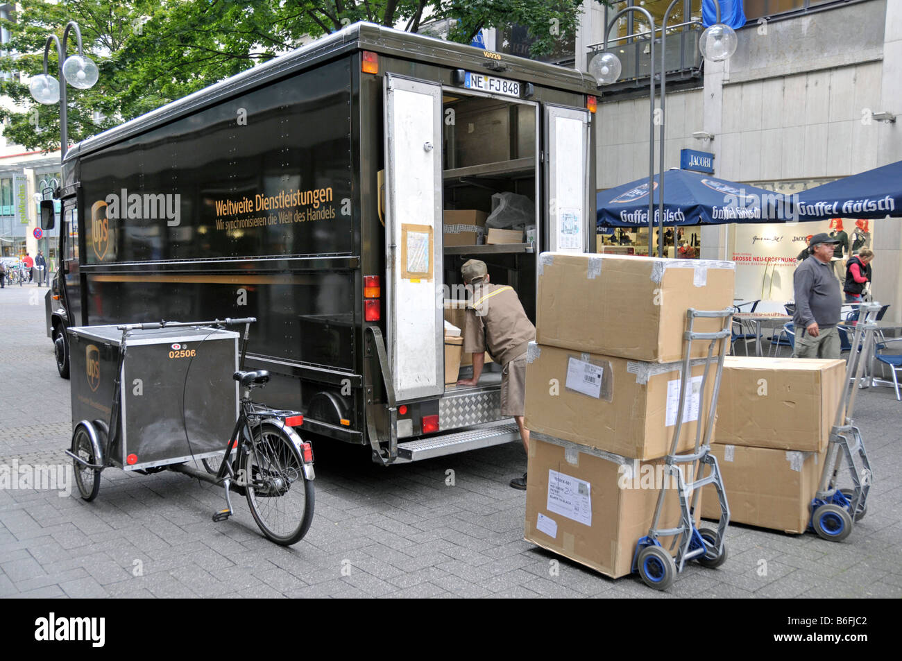 Service de livraison de colis UPS chariot dans une zone piétonne de Cologne, Rhénanie du Nord-Westphalie, Allemagne, Europe Banque D'Images
