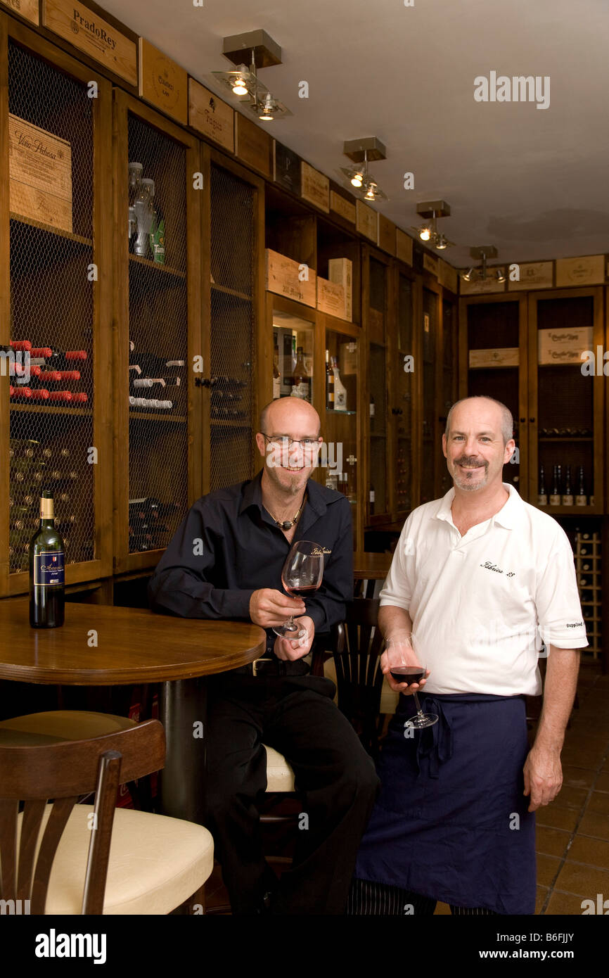 Fabrica 23, restaurant et bar à vins, propriétaire Alexej, gauche, et Sasha, Palma de Mallorca, Majorque, Îles Baléares, Espagne, Europe Banque D'Images